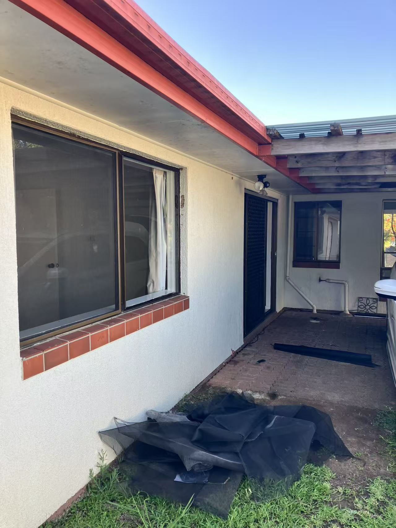 Exterior view of a home showing the windows scheduled for flyscreens.